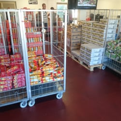 Göteborgs Kex - Jupp. Här är det riktig fabriksförsäljning. Saltiner-kex - fyra kronor styck. Till exempel.