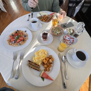 Blackberry River Inn - Breakfast - Bed & Breakfast Near Me - Norfolk, Connecticut Blackberry River Inn - Breakfast - Bed & Breakfast Near Me - Norfolk, Connecticut