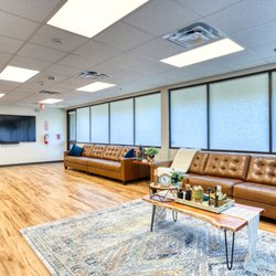 Pinnacle Peak Recovery - Men's living room