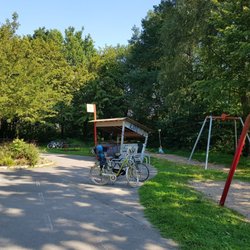 Spielplatz Vielohwisch - Spielzeug Straßen auf dem gesamten Spielplatz inklusive Bushaltestelle