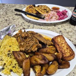 El Sabor Latino - Bistec with rice and plantains and fried cheese