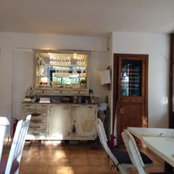 BellaVerde - Nice interior with old side board