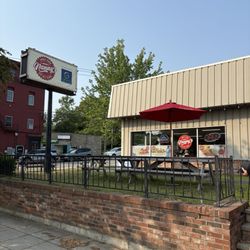 Nanny's - Outside seating