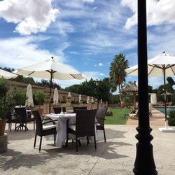 Landgut Hotel Sa Bassa Rotja - Die Bar für kleine Snacks und das Restaurant mit Blick auf den Pool und in den Garten