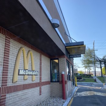 McDonald's - the entrance to a restaurant - Fast Food Near Me - Kensington, Maryland