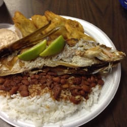Latinos Restaurant & Catering - Chillo frito con arroz y habichuelas y tostones