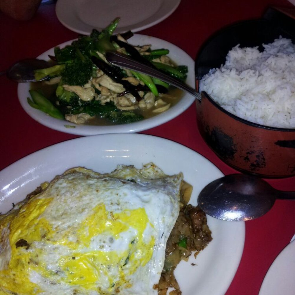 Vim Thai Restaurant - Chicken w/ broccoli and pad see ew - Thai Near Me - Pacoima, California Vim Thai Restaurant - Chicken w/ broccoli and pad see ew - Thai Near Me - Pacoima, California