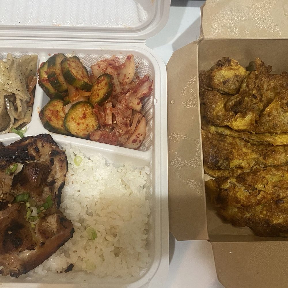 Combo meat jun and BBQ chicken. They forgot to give me ANY SAUCE for my meat jun! Combo meat jun and BBQ chicken. They forgot to give me ANY SAUCE for my meat jun!