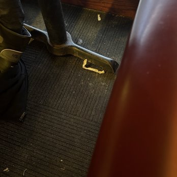 Friendly's - Trash all over the floor - Burgers Near Me - Liverpool, New York
