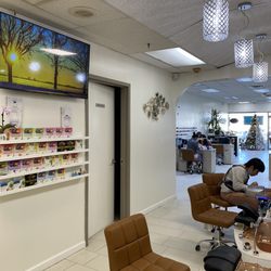 Yoyo Nail Salon - Inside