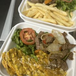 El Cialeno Foods Truck - Tostones Con churrasco ensalada verde