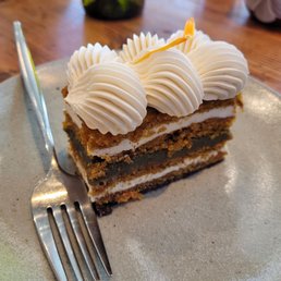 Gluten-free carrot cake with pistachio layer Gluten-free carrot cake with pistachio layer