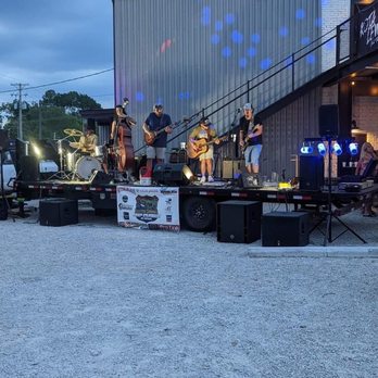 Bricks and Brews - a band playing outside - Pubs Near Me - Baxter Springs, Kansas Bricks and Brews - a band playing outside - Pubs Near Me - Baxter Springs, Kansas