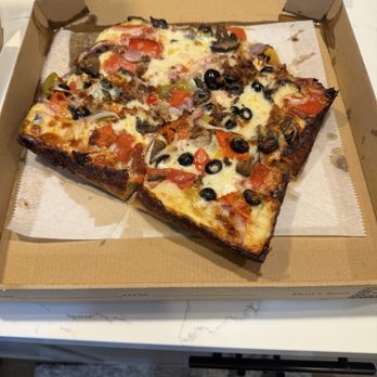 Best Pizza & Brew Chandler - The works Detroit style - Pizza Near Me - Chandler, Arizona