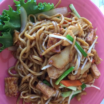 E-Saan Thai House - Cashew Chow Mein with fried tofu... okay - Thai Near Me - Sonoma, California E-Saan Thai House - Cashew Chow Mein with fried tofu... okay - Thai Near Me - Sonoma, California