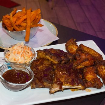 Monkey Diner - Ribs & Wings, BBQ Sauce, Coleslaw und Sweet Potato Pommes - American Near Me - Mörfelden-Walldorf, HE