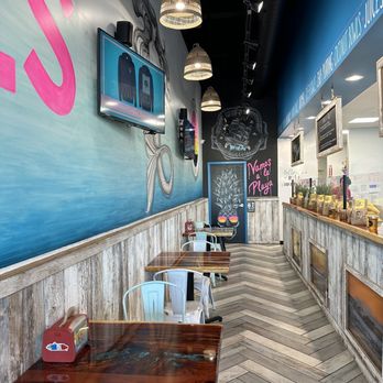 Playa Bowls - Seating 8/2023 - Coffee & Tea Near Me - San Antonio, Texas