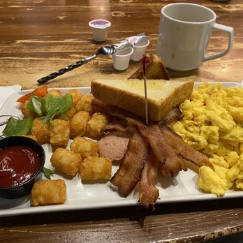 Guy Fieri's - The turkey sausage is hidden underneath the bacon pyramid. I wonder why... - American Near Me - Cancún, ROO