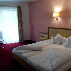 Posthotel Strengen - Doppelzimmer mit Mini-Balkon zur Straße hin
