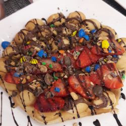 My Crêpe House - Gaufre sucrée avec des fraise m&ms et nutella