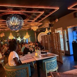 Taques Bar and Grill - Restaurant seating