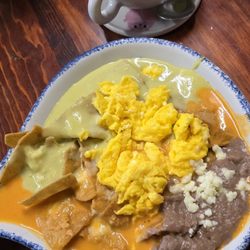Motín - Chilaquiles mixtos with a scrambled egg and a matcha latte