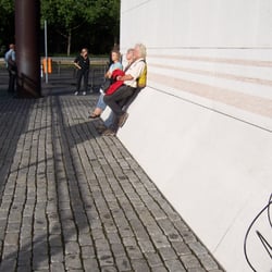 Kunst und Ausstellungshalle der Bundesrepublik Deutschland - Der ausgestellte, steinerne Sockel: Anlehnfläche für Sonnenhungrige