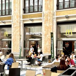 Galleria Umberto I - Yes, Galleria Umberto's has an indoor McDonald's
