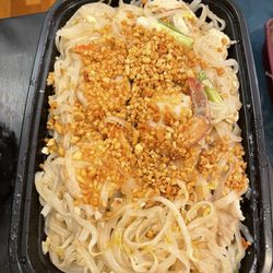 Malai Thai Restaurant - Pad Thai with chicken and shrimp