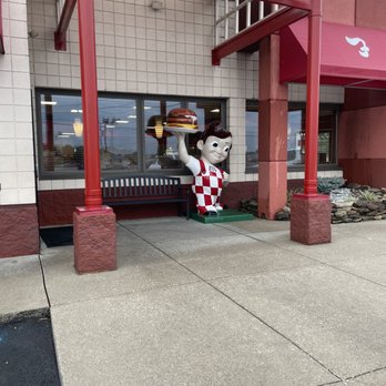 Frisch's Big Boy - a statue of a man holding a pizza - Fast Food Near Me - London, Kentucky