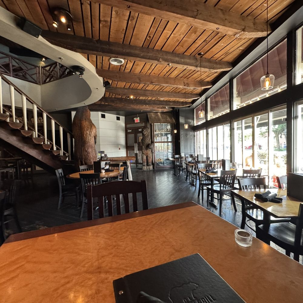 The Grizzly Grill - Gorgeous inside, but poor service, weak drinks and a slooooooow kitchen - Canadian (New) Near Me - Kingston, Ontario