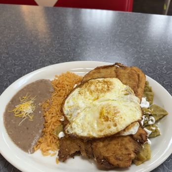 Dona Mary Mexican Grill - Chilaquiles con milanesa de pollo - Tacos Near Me - Orem, Utah