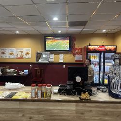 Yummy Wings & Fish - Front counter