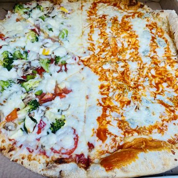 Massimo's Pizza - 1/2 Veggie 1/2 Buffalo Chicken w/ Blue Cheese - Pizza Near Me - Garnet Valley, Pennsylvania