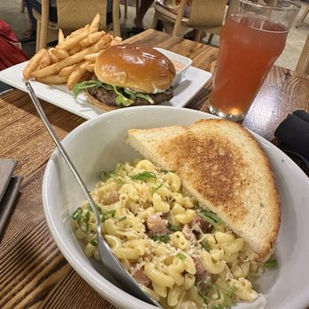 Hana Koa Brewing - Farmhouse Burger and Mac and Cheese - Breweries Near Me - Honolulu, Hawaii Hana Koa Brewing - Farmhouse Burger and Mac and Cheese - Breweries Near Me - Honolulu, Hawaii