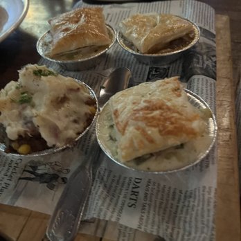 Elephant & Castle - Mini pie flight - Pubs Near Me - Chicago, Illinois