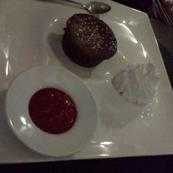 Fondant au chocolat, coulis framboise