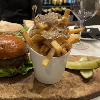 Wally's - Wally's Burger - New American Near Me - Beverly Hills, California