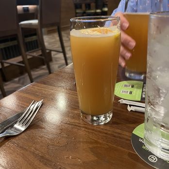 BRU Burger Bar - Montgomery - Blue Moon Brewing Co. - Belgian White - Belgian-Style Witbier 5.4% ABV - Denver, CO - Burgers Near Me - Montgomery, Ohio