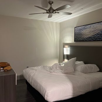 The Current Iowa - 1st bedroom, don't mind the mess - Hotels Near Me - Davenport, Iowa