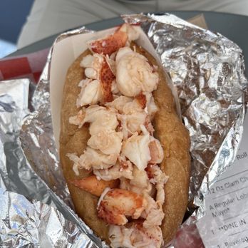 James Hook & Co - Large Lobster Roll with Butter - Seafood Near Me - Boston, Massachusetts