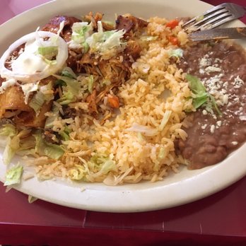 El Huarache Azteca - Bland enchiladas rojas with 1 onion and a smear of sour cream with minimal lettuce and blander rice and beans - Mexican Near Me - Oakland, California El Huarache Azteca - Bland enchiladas rojas with 1 onion and a smear of sour cream with minimal lettuce and blander rice and beans - Mexican Near Me - Oakland, California