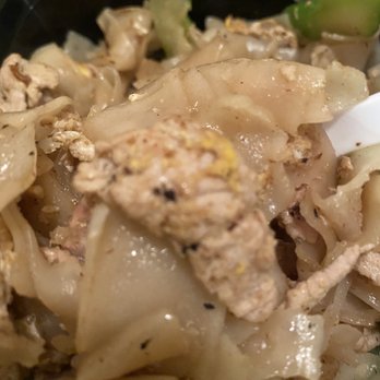 Bowl Thai - Pad see ew WITH NO SAUCE AND BURNT PIECES - Thai Near Me - Gardena, California