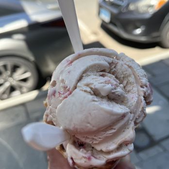Arethusa Farm - Strawberry ice cream. - Ice Cream & Frozen Yogurt Near Me - New Haven, Connecticut Arethusa Farm - Strawberry ice cream. - Ice Cream & Frozen Yogurt Near Me - New Haven, Connecticut