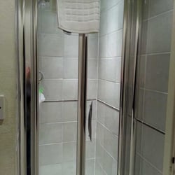 Vancouver Studios - Single room tiny shower