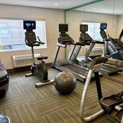 Holiday Inn Express & Suites Bishop - Only cardio in the gym, no weight training.
