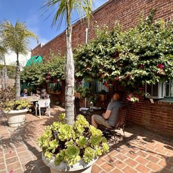 La Gloria De Oxnard - Back patio area
