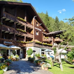 Hotel Haus Senger - Haupteingang - links: Sitzmöglichkeiten. Rechts: Blumen und Gewürze