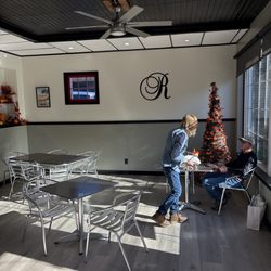 Romans Pizzeria - Dining room