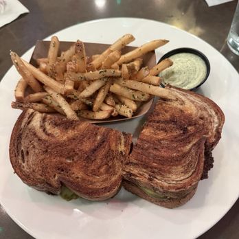 Smoke Brewing Company - Patty Melt with Truffle fries - Bars Near Me - Lee's Summit, Missouri Smoke Brewing Company - Patty Melt with Truffle fries - Bars Near Me - Lee's Summit, Missouri